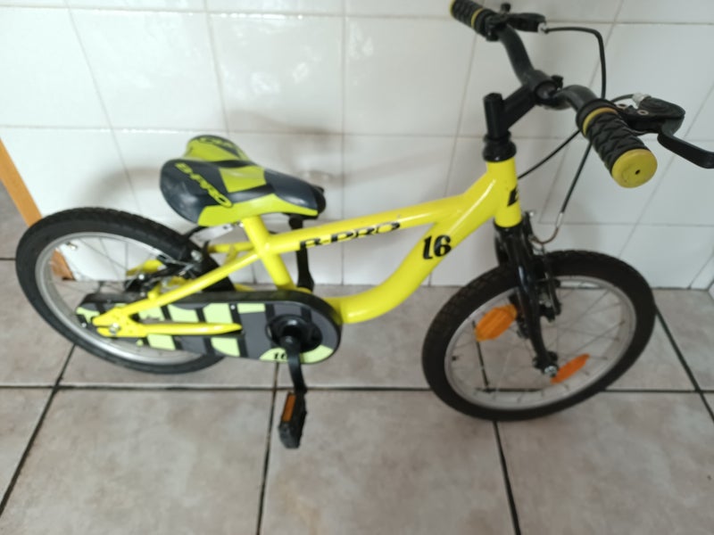 Bicicleta infantil en color amarillo no transmite
