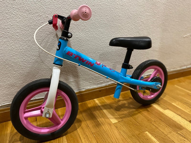Bicicleta infantil sin pedales.