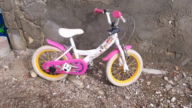 bici de niña con ruedines