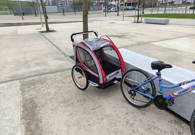 carrito para niños. bicicletas 
