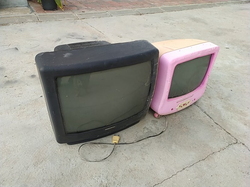 Dos televisores antiguos