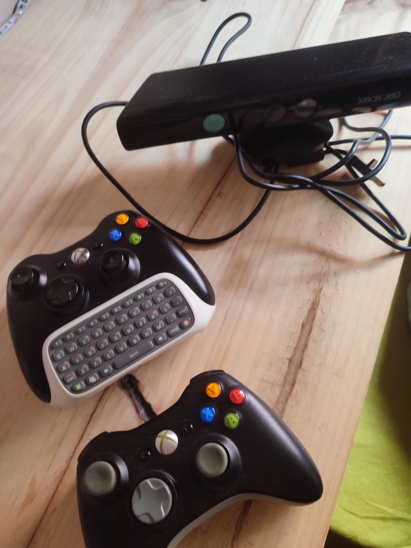 XBOX 360 + 2 mandos teclado+ Kinect + 4 juegos