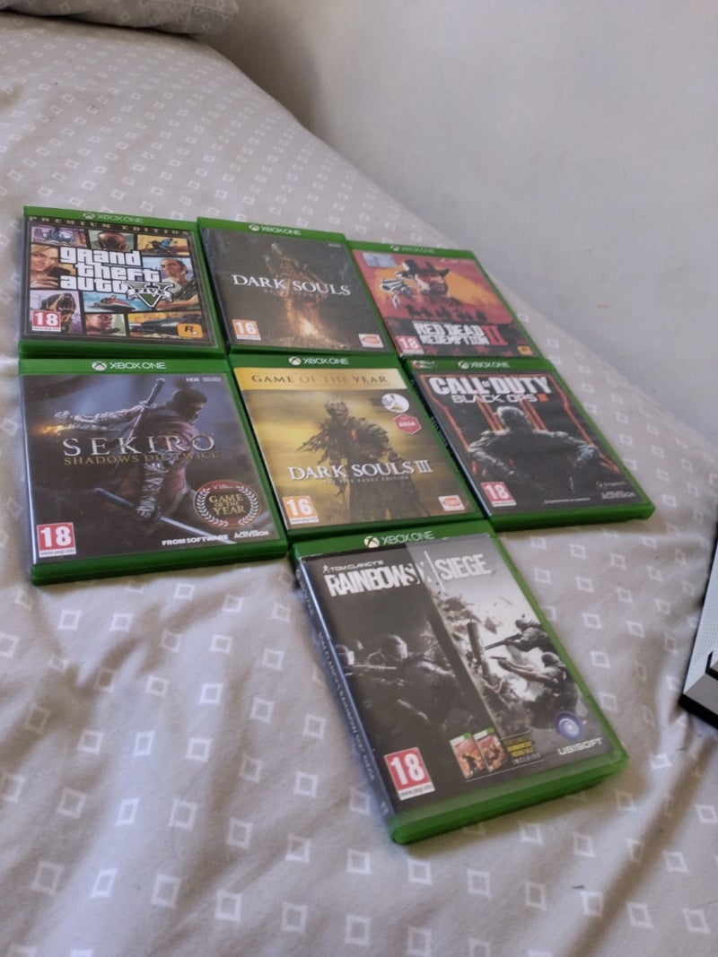 Xbox One con juegos y mando pro