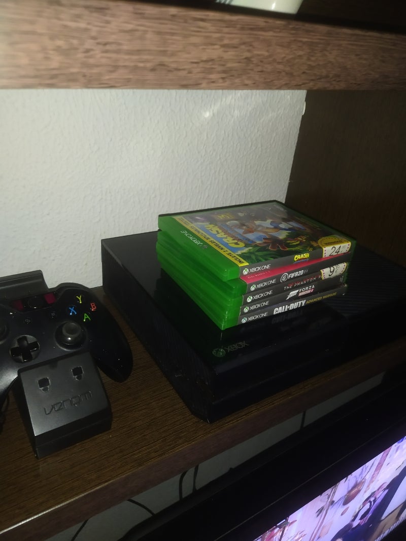 Xbox one mas juegos y mando y cargador de mando